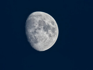 Luna gibosa creciente con fondo azul oscuro