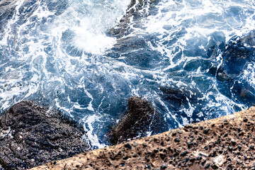 Obraz premium My best friend and I walked around the shoreline, capturing the rocks while talking about the year that had been. 