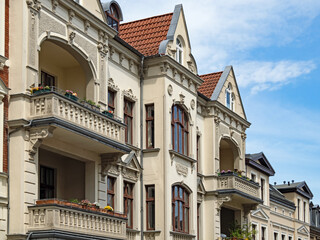 Fassaden historischer Gebäude in der Altstadt der Residenzstadt Neustrelitz in der Mecklenburgischen Seenplatte, Deutschland - 554237596
