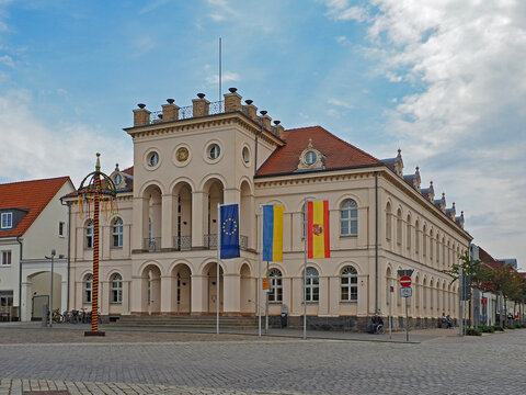 Neustrelitz, Mecklenburg-Vorpommern, Deutschland - 17 Mai 2022: Au&szlig;enansicht des Rathauses der Residenzstadt Neustrelitz in der Mecklenburgischen Seenplatte