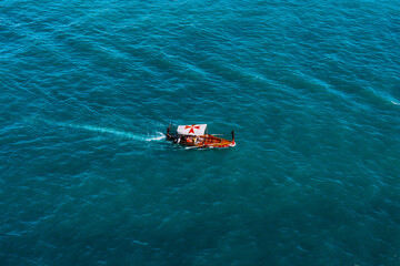 Barque maltaise au milieu de la mer méditerranéen
