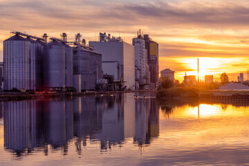 Industriehafen von Hamm Westfalen im Ruhrgebiet am Abend zum Sonnenuntergang, Datteln-Hamm-Kanal