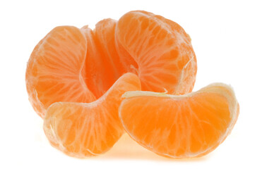 Quartiers de mandarine en gros plan sur fond blanc
