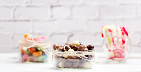 Fondo con dulces: caramelos, bastones de caramelo y bolitas de chocolate