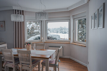 Obrazy na Plexi  pokój w domu, styl prowansalski, za oknem zima w pełni