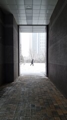 눈을 맞으면 바쁘게 걸어가는 사람