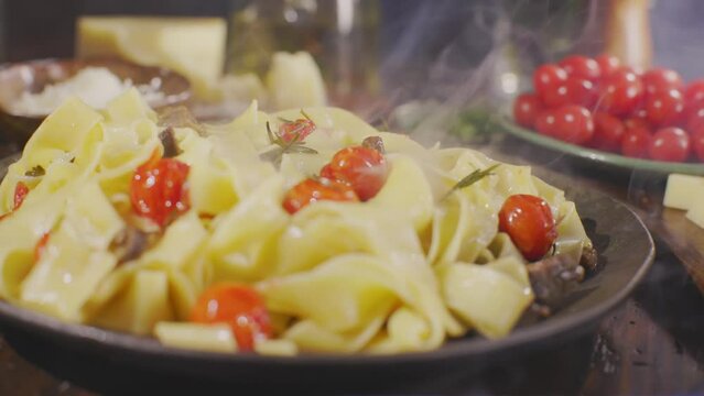 Prato de macarr&atilde;o com fumacinha de calor. C&acirc;mera girando em slow motion.