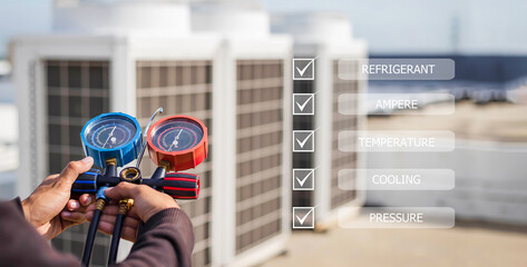 The technician checks the operation of the air conditioner according to the checklist.