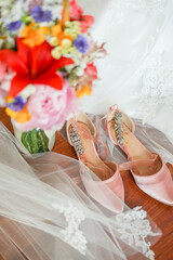 Colorful bride's details on her wedding day