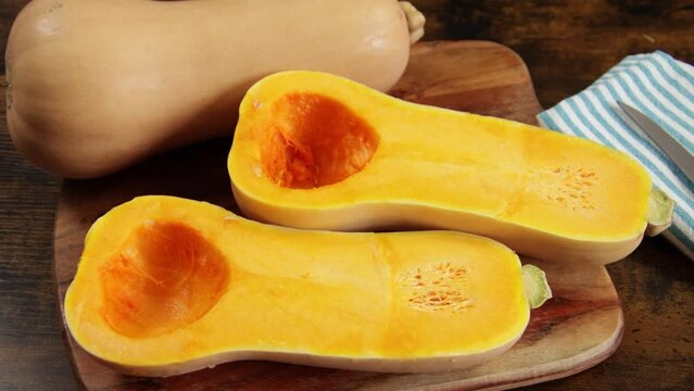 butternut, en gros plan, isol&eacute; sur une table 