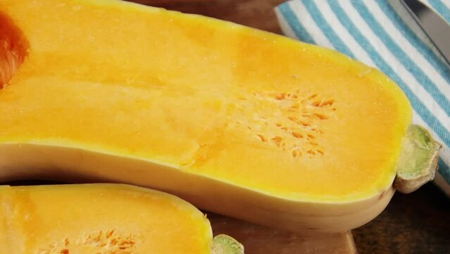 butternut, en gros plan, isol&eacute; sur une table 