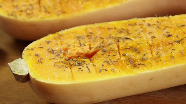 butternut au thym , en gros plan, isol&eacute; dans un plat