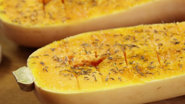 butternut au thym , en gros plan, isol&eacute; dans un plat