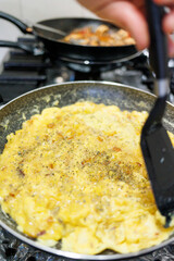 dettaglio della preparazione di una frittata di uova 