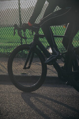 Fototapeta premium Cyclist on a racing bike in action and in motion on the Longchamp ring - View cut off at the level of the cyclist's pelvis and focused on the bike