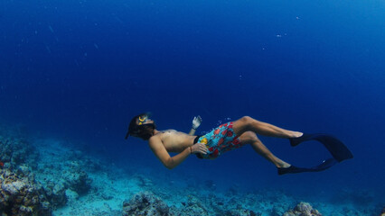 Man freedives in the sea