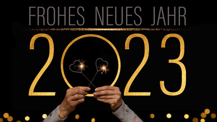 2023 Frohes neues Jahr Feiertag Grußkarte Banner - Frau hält Wunderkerzen in ihren Händen, goldene Jahreszahl mit Text deutsch, isoliert auf schwarzem Hintergrund