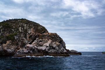 Fototapeta na wymiar paisagem do mar com uma rocha no meio