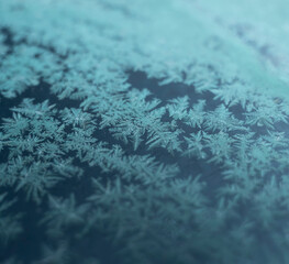 glace formée sur le pare brise d'une voiture avec des formes géométriques