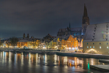 Fototapeta na wymiar Blick von der Steinernen Brücke in Regensburg in einer Winter Nacht