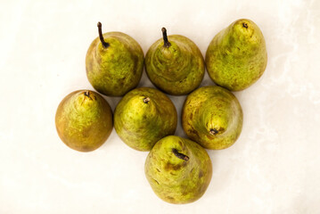 Pere viste dall'alto su sfondo bianco