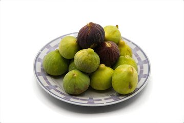 Fichi in una piatto, su sfondo bianco.