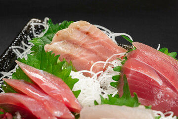 黒背景の中トロ刺し身