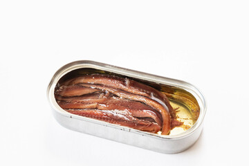 白背景のアンチョビの缶詰