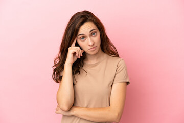 Fototapeta premium Young caucasian woman isolated on pink background thinking an idea