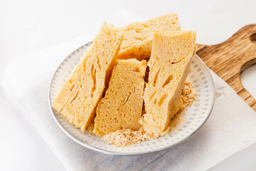 カットしたきな粉のケーキ