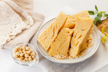 カットしたきな粉のケーキ