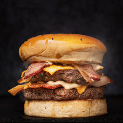 Hamburguesa casera con doble carne, bacón y queso cheddar 