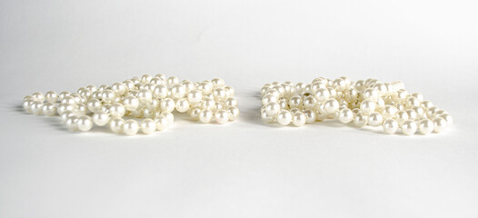 Perlas blancas en fondo blanco
