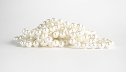 Perlas blancas en fondo blanco