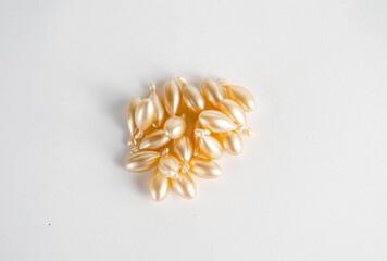 Capsulas de vitamina E en fondo blanco