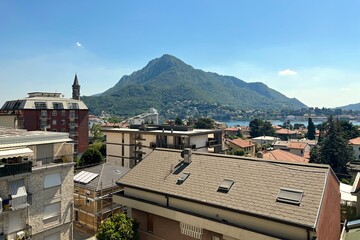 Fototapeta na wymiar View of the town of Lecco