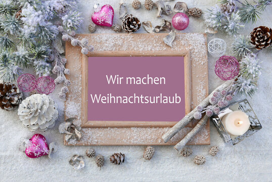 Weihnachtsdekoration mit dem Text wir machen Weihnachtsurlaub.