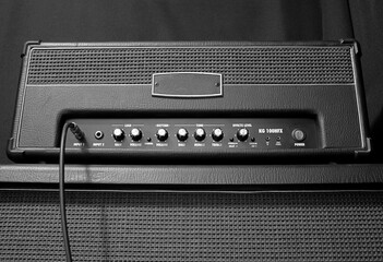 Amplificador de guitarra negro con cabezal y gabinete, instrumentos de audio y sonido