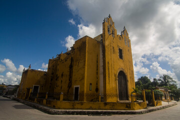 Fototapeta na wymiar Iglesia amarilla de perfil