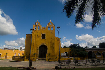Iglesia amarilla