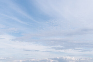 Obraz premium Blue sky with haze from spindrift clouds background.