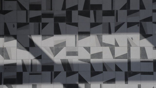 Motivo geométrico abstracto formado por triángulos distribuidos aleatoriamente en blanco y negro