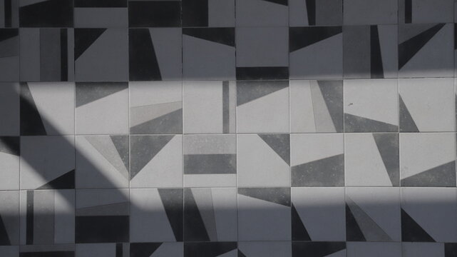 Motivo geométrico abstracto formado por triángulos distribuidos aleatoriamente en blanco y negro