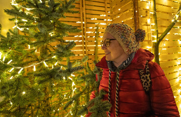 Vida nocturna con árboles y decoraciones navideñas