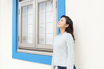 屋外でくつろぐ女性