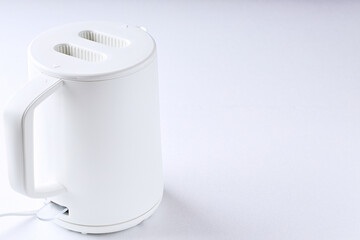 	白色の電気ケトル｜白背景（右スペース）