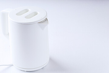 	白色の電気ケトル｜白背景（右スペース）