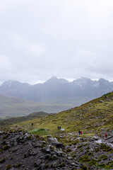 Fototapeta na wymiar Un grupo de seis personas caminando por la montaña hacia la cima del glaciar o nevado en Perú 