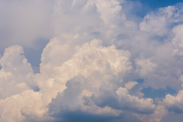 Wunderschöne Quellwolken am Himmel