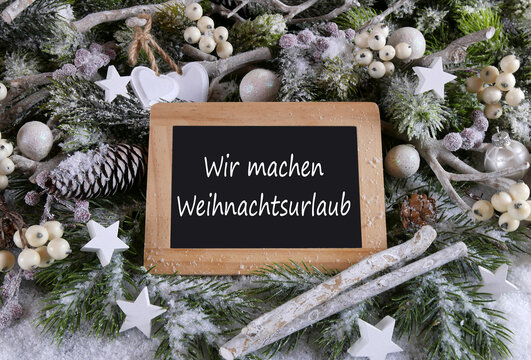 Weihnachtsdekoration mit dem Text wir machen Weihnachtsurlaub.
